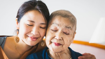 Frau drückt ältere Frau an sich