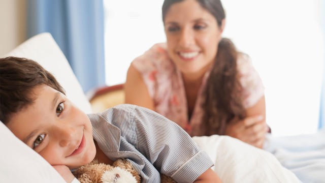 Junge und Mutter im Krankenhaus