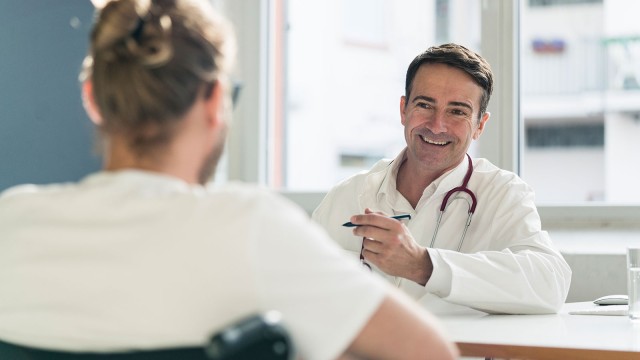 Arzt spricht mit Patient