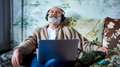 Älterer Mann hört Musik