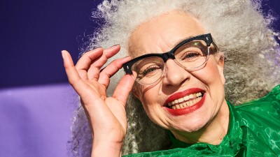 ältere Frau mit Brille