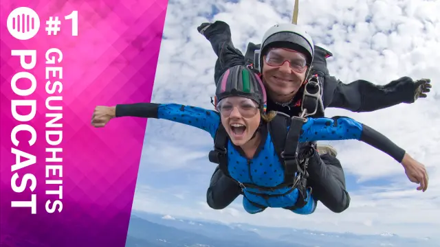 Frau und Mann beim Fallschirmsprung