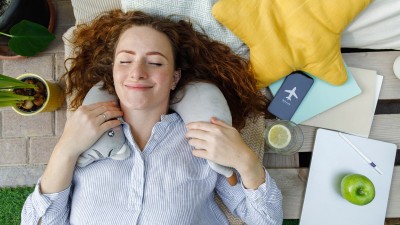 Frau entspannt mit Flugmodus