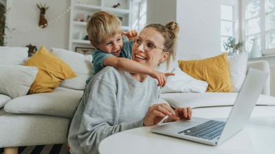 Frau und Junge vor Laptop