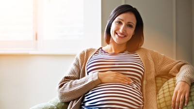 Lachende schwangere Frau