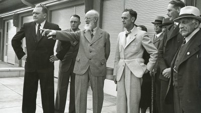 Robert Bosch mit (v.l.n.r.) Oberbürgermeister Karl Strölin, Ludwig Schweizer, Architekt Paul Hahn und Mitgliedern des Gemeinderats