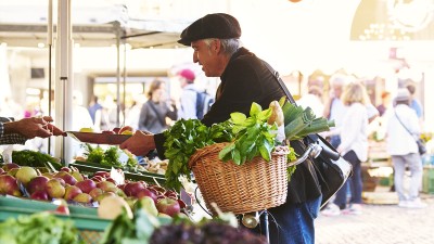Mann kauft auf dem Markt ein