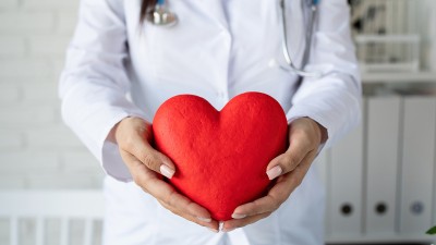 Ärztin hält Herz in den Händen