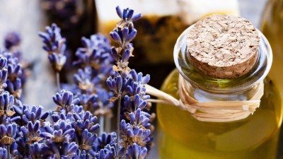 Lavendel und Öl als Aromatherapie