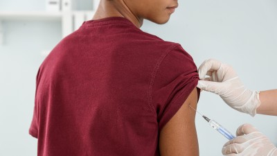 Junger Mann wird geimpft