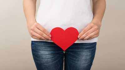 Rotes Herz in den Händen