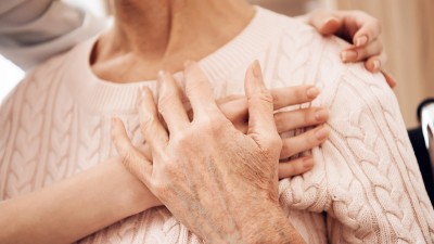 Tochter kümmert sich um ihre Mutter