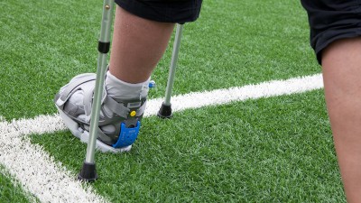 Sportverletzung am Sprunggelenk mit Schiene