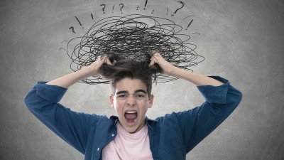 Ein Junge rauft sich die Haare und schreit, über seinem Kopf schwebt eine Wolke aus Fragen und Ängsten