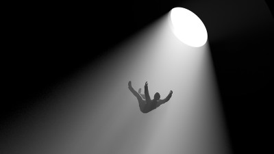 Ein Mann ist im freien Fall durch ein großes Loch.