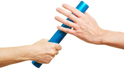 Hände überreichen den Staffelstab