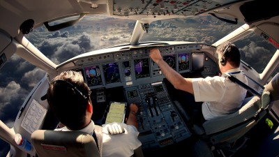 Zwei Piloten bei der Arbeit im Cockpit eines Flugzeugs