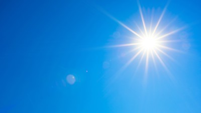 Blick in einen strahlend blauen Himmel mit Sonne.