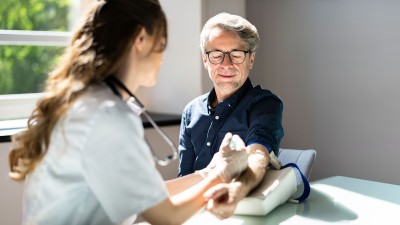 Ein Mann wird von einer Ärztin untersucht.
