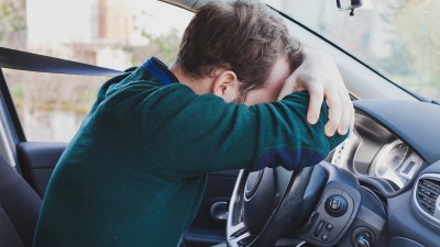 Müder Autofahrer am Steuer
