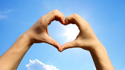 Hände formen ein Herz