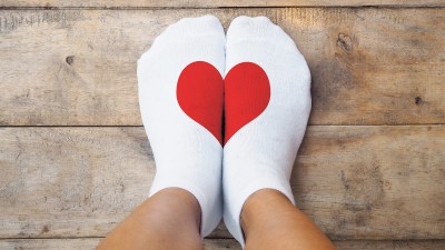 Füße mit weißen Socken und rotem Herz