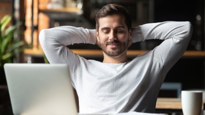 Entspannter Mann vor Laptop