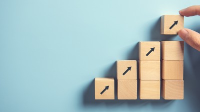 Holzklötze mit Pfeilen