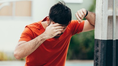 Mann mit Schwindelanfall