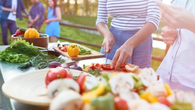 Frisches Gemüse wird zubereitet