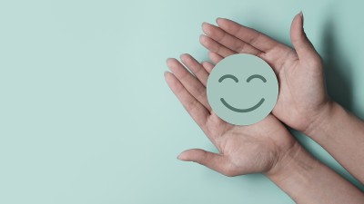 Offene Hände halten einen Smiley