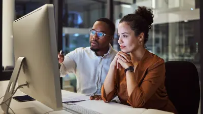 Ein Mann und eine Frau arbeiten gemeinsam am Computer.