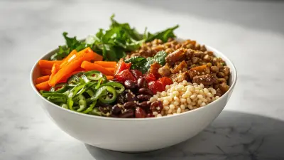 Eine Schale Salat mit Hülsenfrüchten und buntem Gemüse.