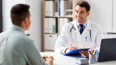 Ein Gespräch zwischen einem Arzt und einem Patienten.