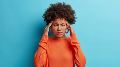 Eine Frau hat Kopfschmerzen.