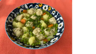 Blick auf einen Suppenteller mit Blumenkohlsuppe.