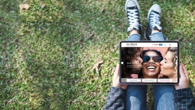 Jemand liest Online-Magazin draußen