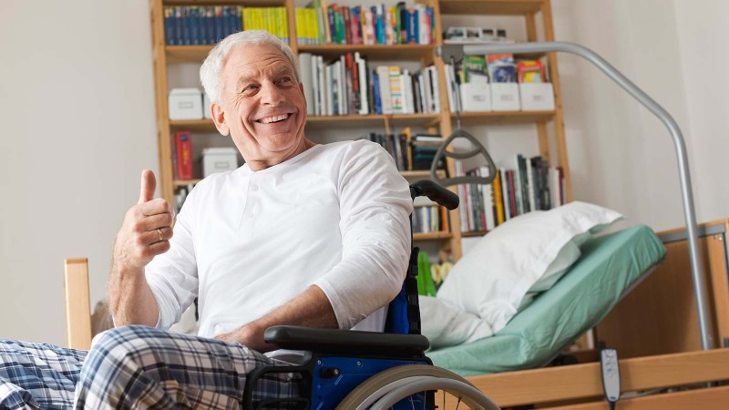 Älterer Mann im Pflegeheim