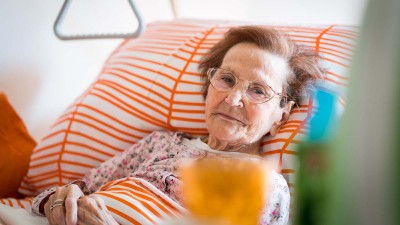 ältere Frau in Krankenhausbett