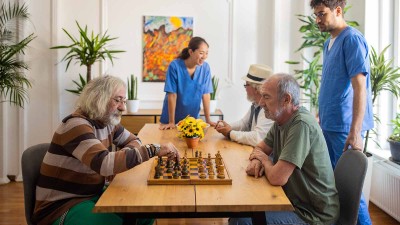 Personen im Pflegeheim spielen Schach