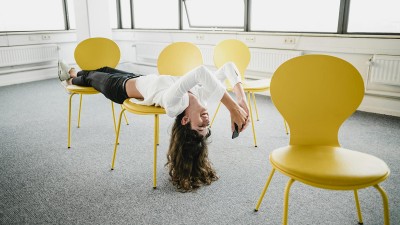 Frau schaut kopfüber ins Handy