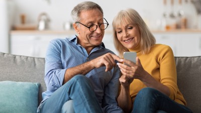 Zwei Personen schauen gemeinsam in ein Handy 