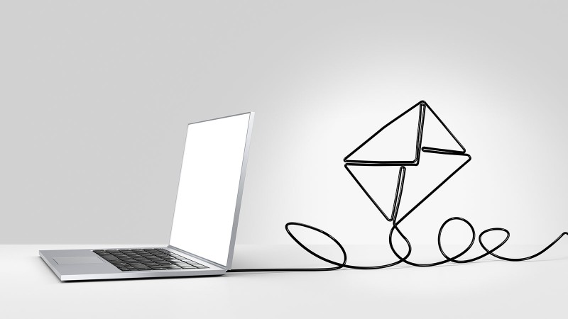 Ein Laptop mit Ladekabel