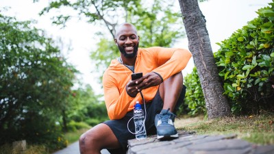 Mann draußen in Sportklamotten