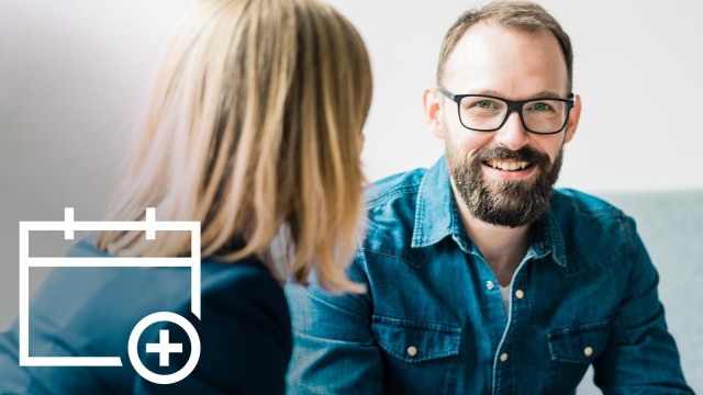 Mann und Frau lachen