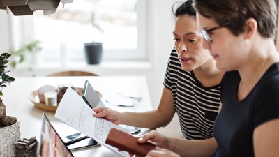 Zwei Frauen schauen auf Unterlagen