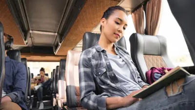 Frau in einem Reisebus