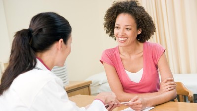 Frau unterhält sich mit Ärztin