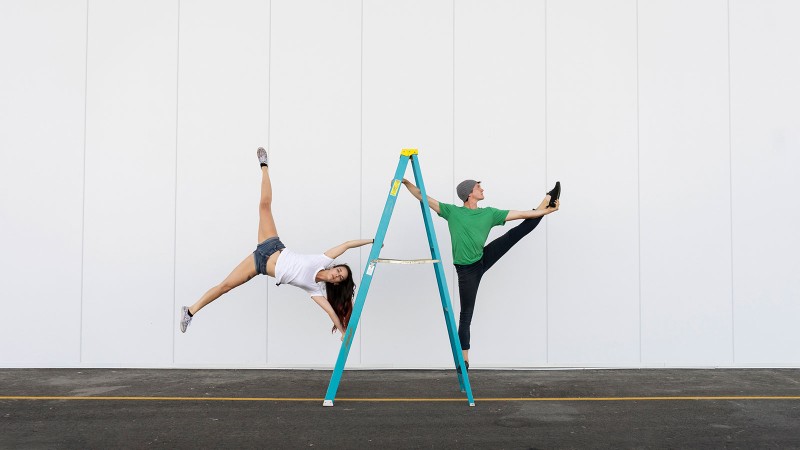 Acrobaten an einer Leiter