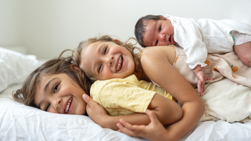 Geschwister liegen übereinander